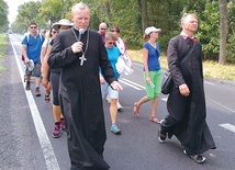 Na pielgrzymim szlaku warsztatowych nauczycieli odwiedził bp Piotr Turzyński, delegat Konferencji Episkopatu Polski do spraw duszpasterstwa nauczycieli. A oni zanucili: „Już was witam, siostry, bracia, księża, przyjaciele. Póki zapał w duszy ostał, pójdziemy znów śmiele”.