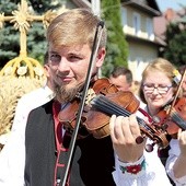 ▲	Kolorowe, ludowe dożynki w Powsinie co roku przyciągają mieszkańców całej Warszawy.