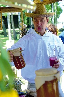 Pan Krzysztof ma swoją pasiekę. Dla niego pszczelarstwo stało się stylem życia.