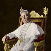 Pius X – Giuseppe Sarto – urodził się w Riese koło Wenecji jako syn wiejskiego listonosza. Święcenia kapłańskie przyjął w 1858 r. W 1884 r. został biskupem Mantui. W 1892 r. Leon XIII wyniósł go do godności patriarchy Wenecji, a następnie mianował kardynałem. 4 sierpnia 1903 r. Kolegium Kardynałów wybrało go na papieża. Zmarł w Watykanie 20 sierpnia 1914 r. W 1951 r. odbyła się beatyfikacja Piusa X, a trzy lata później – kanonizacja.