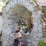 Kaplica Matki Boskiej z Lourdes z 1942 r. opatrzona jest napisem w języku słowackim.