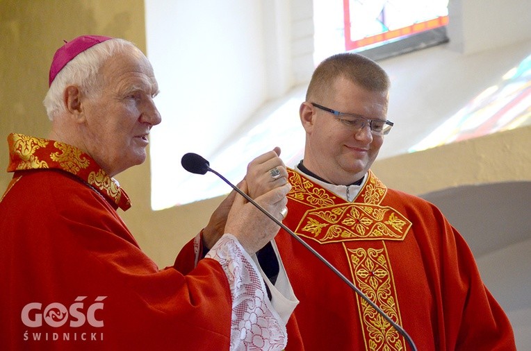 Biskup z wdzięczności za lata posługi wręczył ks. Marcinowi Gęsikowskiemu pierścień św. Stanisława
