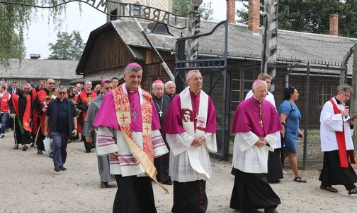 Biskupi na czele procesji wkraczającej przez bramę obozową...