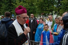 Abp Stanisław czekał na wchodzących pielgrzymów