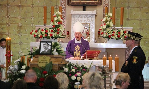 Mszy św. pogrzebowej przewodniczył biskup łowicki Andrzej F. Dziuba