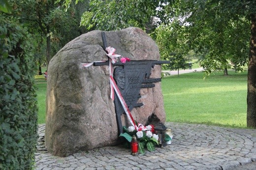 Pod pomnikiem ks. Romana Kotlarza