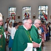 Bp Edward Dajczak pobłogosławił nowe witraże 10 sierpnia.
