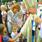 Wśród pielgrzymów było wiele rodzin z dziećmi, które metropolita błogosławił przez prawie 40 minut.