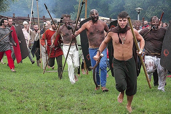 Wojownicy plemion barbarzyńskich szykujący się do walki.