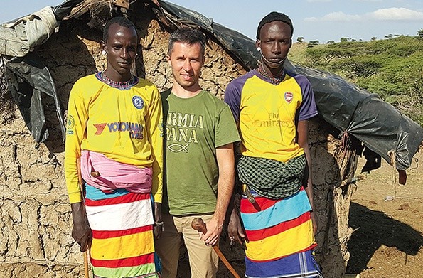 Blażej Jaszczurowski z mieszkańcami placówek misyjnych w Kenii, którym pomaga wraz z grupą przyjaciół i anonimowych darczyńców z Polski.