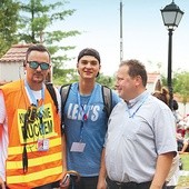 Kierujący ruchem Józef Stopka z ks. Damianem Korycińskim i pątnikiem na postoju w Sławkowie.