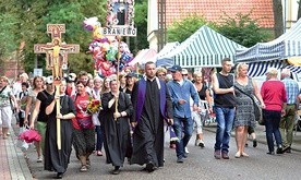 Od wielu lat w ten dzień z Braniewa do Fromborka wyrusza pielgrzymka piesza.