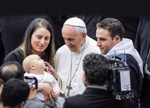 Każda rodzina jest sanktuarium życia, bo rodzice, przekazując życie dzieciom, stają się współpracownikami Pana Boga – naucza Ojciec Święty Franciszek.