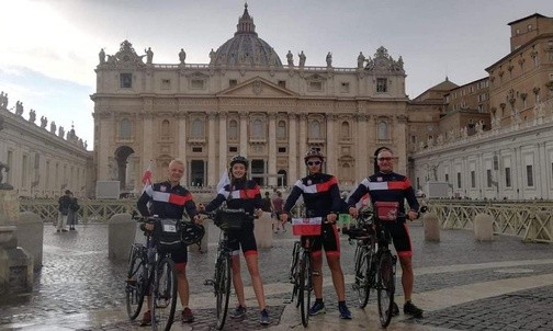 Rowerzyści na Placu św. Piotra w Rzymie