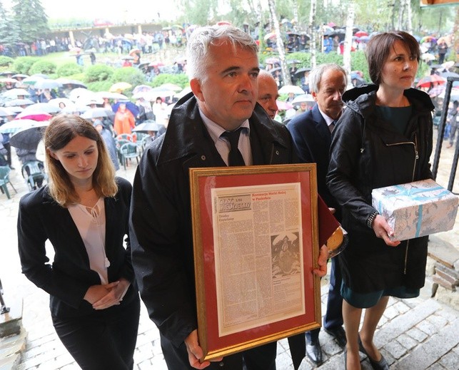 Dziennikarze "Gościa Tarnowskiego" w procesji z niezwykłymi darami