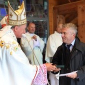 Bp Andrzej Jeż wręcza Grzegorzowi Brożkowi medal "Dei Regno Servire"