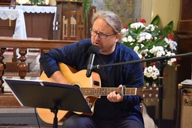 Gościem ostatniego sierpniowego koncertu był pieśniarz i poeta Grzegorz Kucharzewski