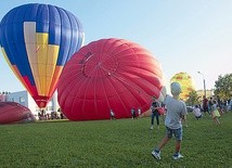 Baloniarstwo to sport familijny. Przy rozstawianiu latającego statku uczestniczą wszyscy członkowie rodziny.