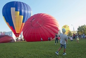 Baloniarstwo to sport familijny. Przy rozstawianiu latającego statku uczestniczą wszyscy członkowie rodziny.