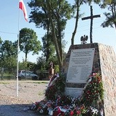 Na odbudowanym monumencie umieszczono dwie tablice upamiętniające 37 mieszkańców gminy Staroźreby poległych w czasie I wojny światowej i wojny polsko-bolszewickiej.
