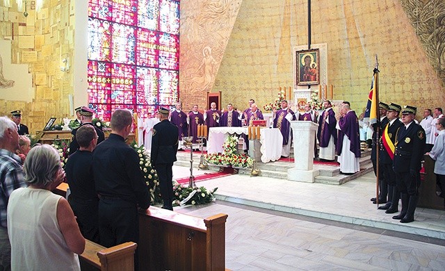 ▲	Mszę św. pogrzebową koncelebrowało 11 kapłanów pod przewodnictwem ordynariusza łowickiego.