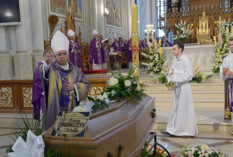 Uroczystościom pogrzebowym przewodniczył abp Wacław Depo, metropolita częstochowski