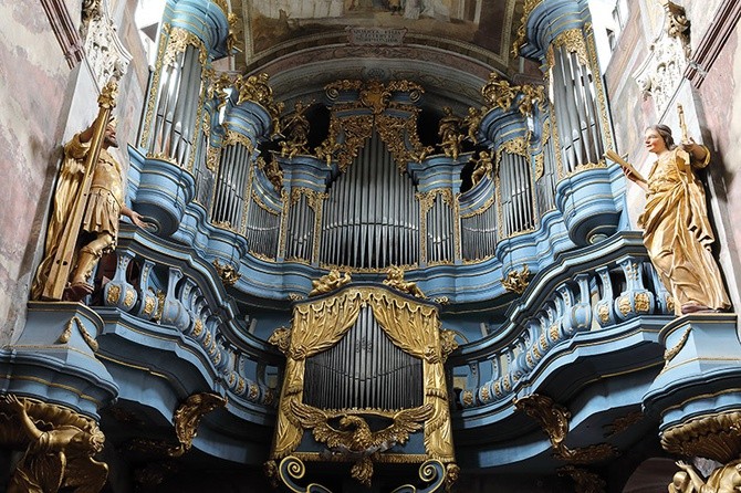 Opactwo słynie  ze wspaniałych organów. Pierwsze powstały  w 1633 r. Obecne  pochodzą z lat 1745–1760.