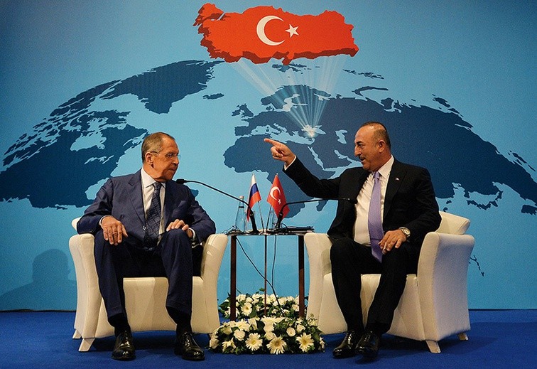 Ministrowie spraw zagranicznych Rosji  – Siergiej Ławrow  (z lewej) i Turcji  – Mevlüt Çavuşoğlu.