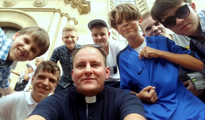 Selfie ministrantów na pielgrzymce do katedry