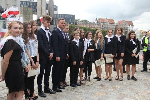 Prezydent Andrzej Duda spotkał się ze stypendystami z Funduszu Stypendialnego NSZZ "Solidarność" w Gdańsku