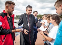 Bp Wojciech Osial gratulował młodzieży, która szkoli się w Wodnym Ochotniczym Pogotowiu Ratunkowym