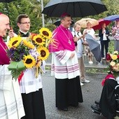 Powitanie biskupów (od lewej): bp Piotr Greger, bp Roman Pindel i bp Franciszek Lobkowicz.