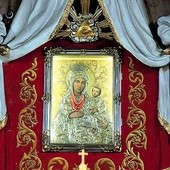 Obraz Matki Bożej w ołtarzu głównym.