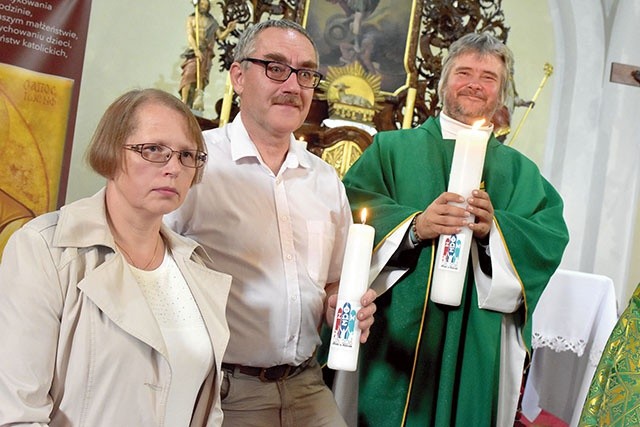 ▲	Urszula i Tadeusz Biedowie z ks. Adamem Woźniakiem, proboszczem parafii w Wirach.