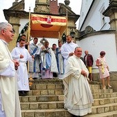 W Szczyrzycu podczas uroczystości odpustowej pod przewodnictwem kard. Stanisława Dziwisza. Z prawej opat  o. Dominik Chucher.