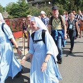 ▲	Wieś Kusięta przed Częstochową. Z młodzieżą szły także siostry, m.in. służebniczki.