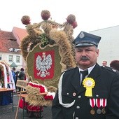 Wieńce nawiązywały do 100. rocznicy odzyskania niepodległości.