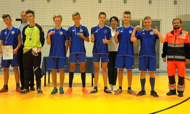 Srebrni medaliści meczu o superpuchar turnieju Bosko Cup – piłkarze-ministranci z Buczkowic