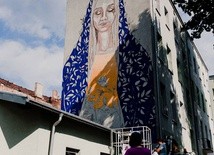 Monumentalny mural Maryi powstaje w Łodzi