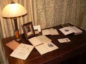 Na wystawie prezentowane są dokumenty, rękopisy i rodzinne fotografie
