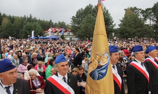 W uroczystości wzięło udział kilka tysięcy wiernych z obu warszawskich diecezji i innych rejonów Polski