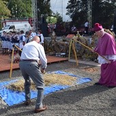 bp Ignacy Dec i Jan Bednarczyk młócący zboże.