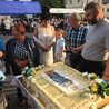 ks. Wojciech Drab tuż przed pokrojeniem tortu, który miał wymiary: 1 m na 0,8 m