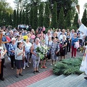 Ks. Krzysztof Osiński nie szczędził wody święconej swoim parafianom.