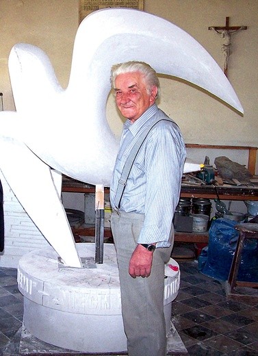 Artysta na etapie prac nad formą do odlewu pomnika Ducha Świętego (28.04.2009).