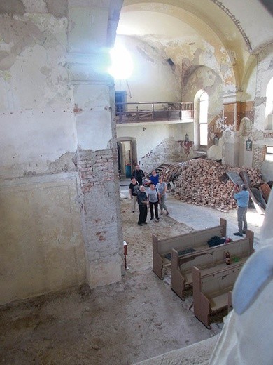 Zniszczone wnętrze kościoła. 