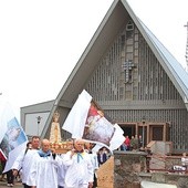 Z tej świątyni wychodzi też co roku jedna z najstarszych pielgrzymek do sanktuarium w Skępem.