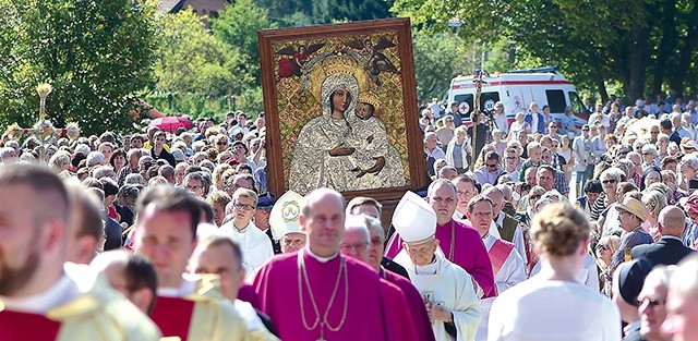 Procesja z obrazem Matki Bożej Gietrzwałdzkiej z kościoła na błonia przy źródełku, gdzie sprawowana była Eucharystia.