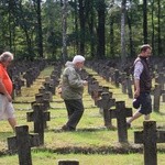 Potomkowie byłych jeńców brytyjskich w dawnym obozie Lamsdorf