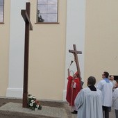 Bp Wojciech Osial poświęcił krzyż 